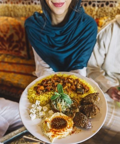 woman-arab-dish-restaurant woman-arab-dish-restaurant